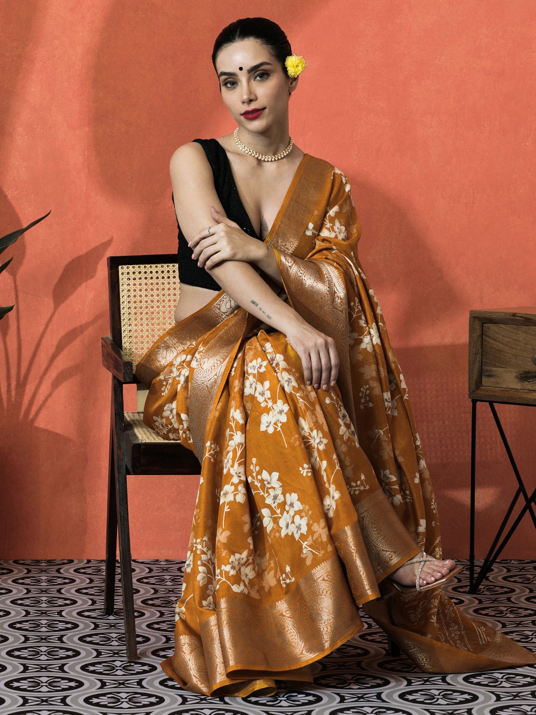 

Sangria Floral Printed Saree With Blouse Piece, Rust