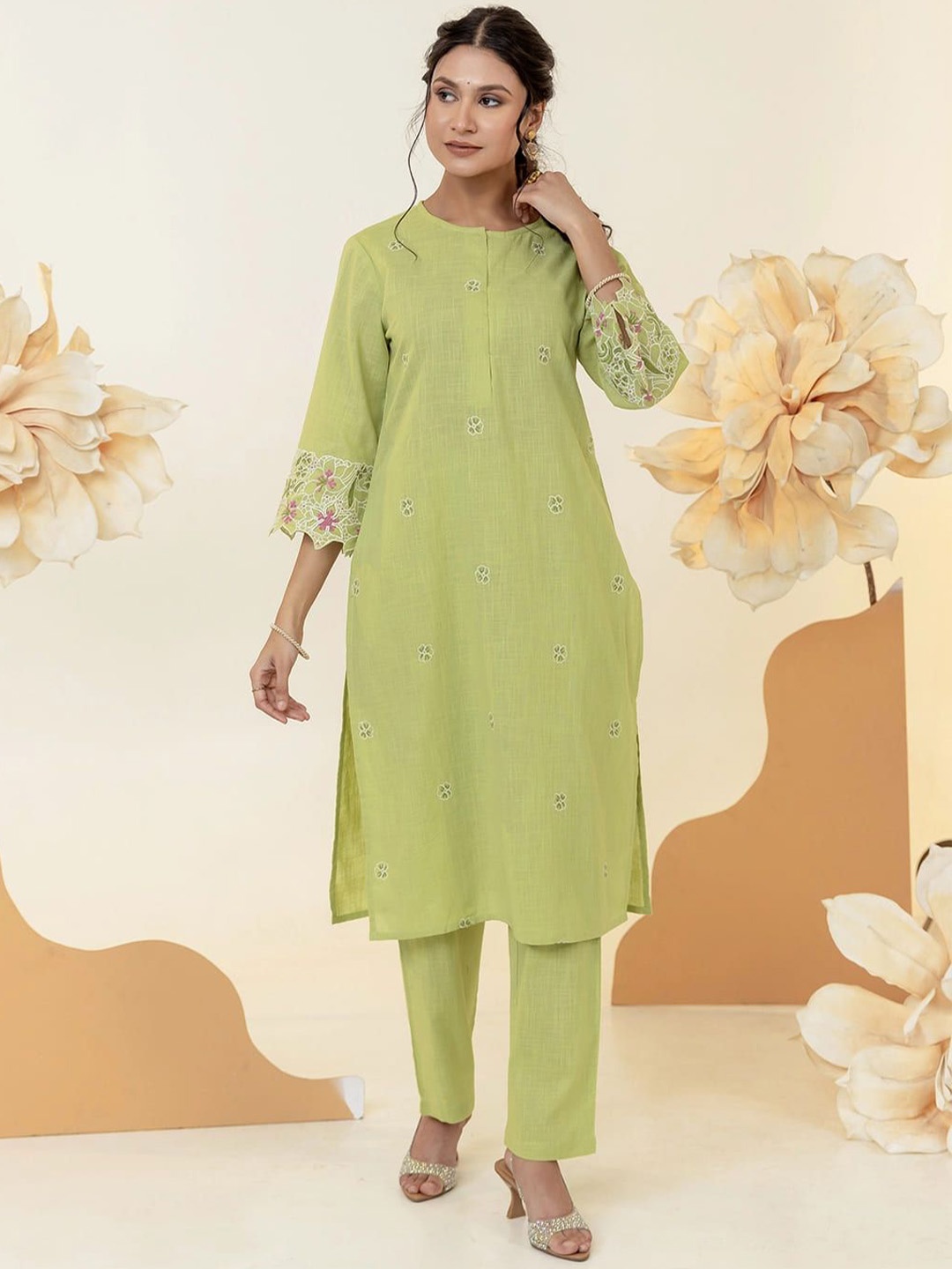 

MISRI Floral Embroidered Round Neck Thread Work Pure Cotton Straight Kurta With Trousers, Green