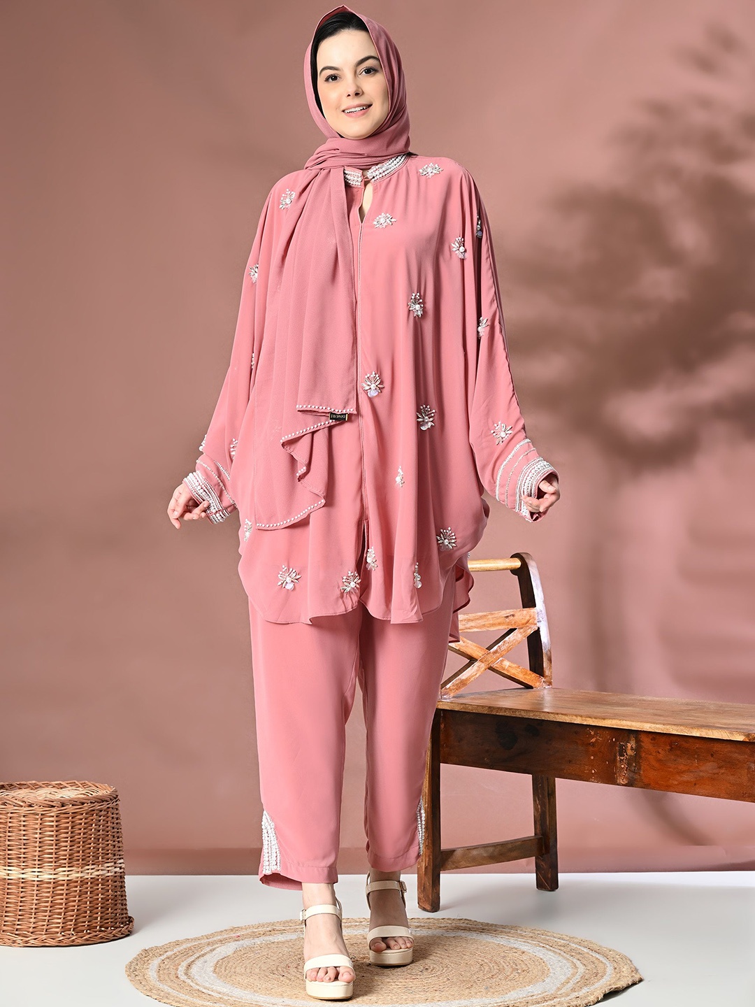 

Demure by shiba Floral Embroidered Keyhole Neck Tunic With Trouser, Pink