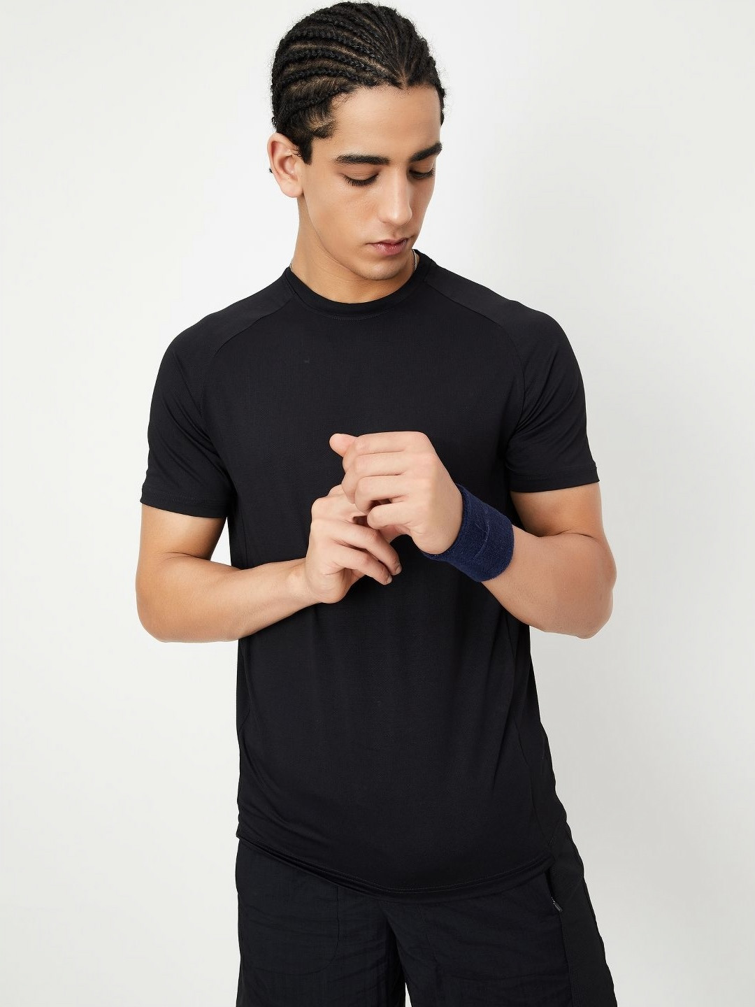 

max Men Solid Round Neck T-shirt, Black