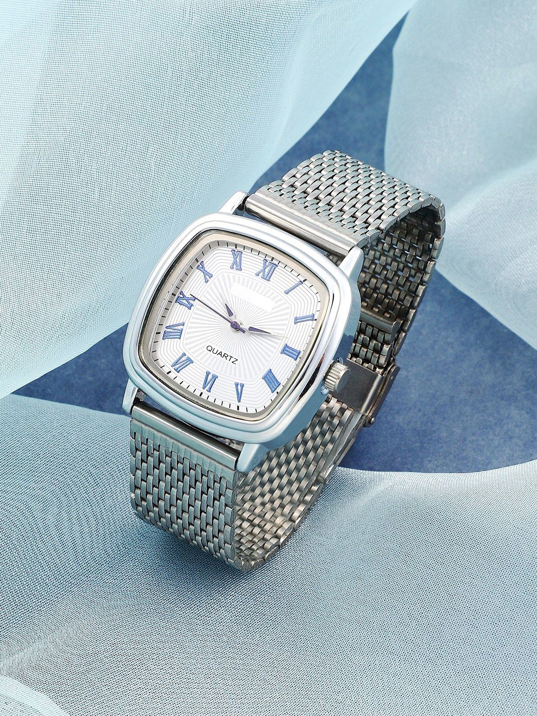 

HAUTE SAUCE by Campus Sutra Women Embellished Dial & Stainless Steel Bracelet Style Straps Analogue Watch, Silver