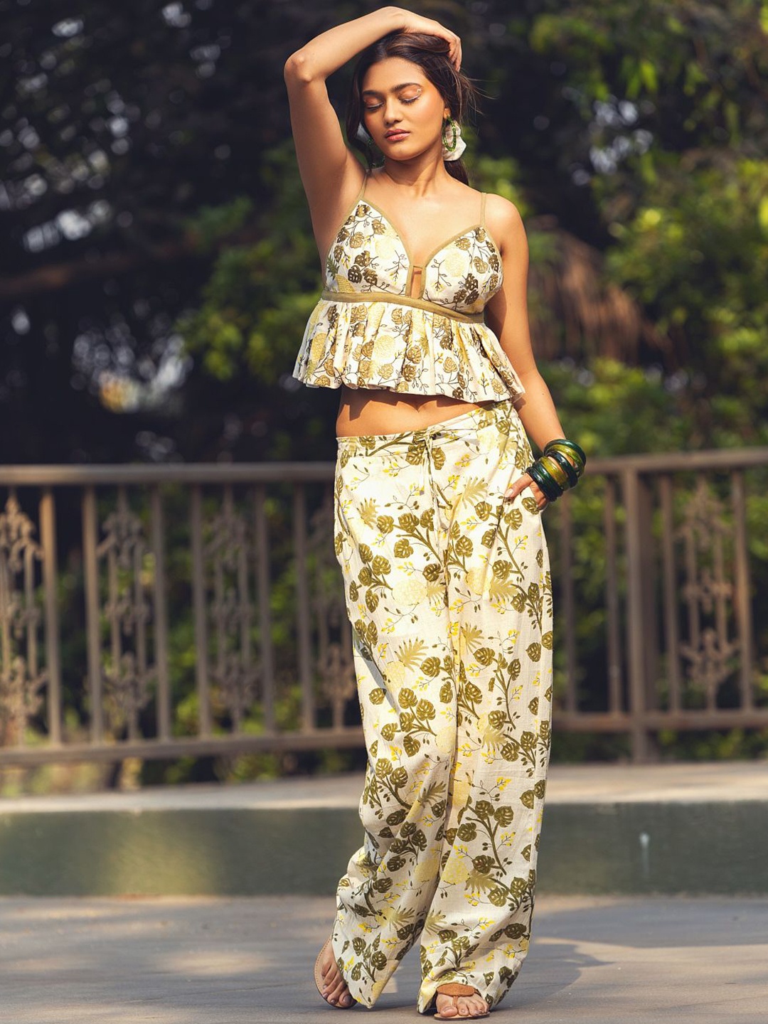 

Akashi Clothing Women Floral Printed Relaxed Loose Fit High-Rise Trousers, Green