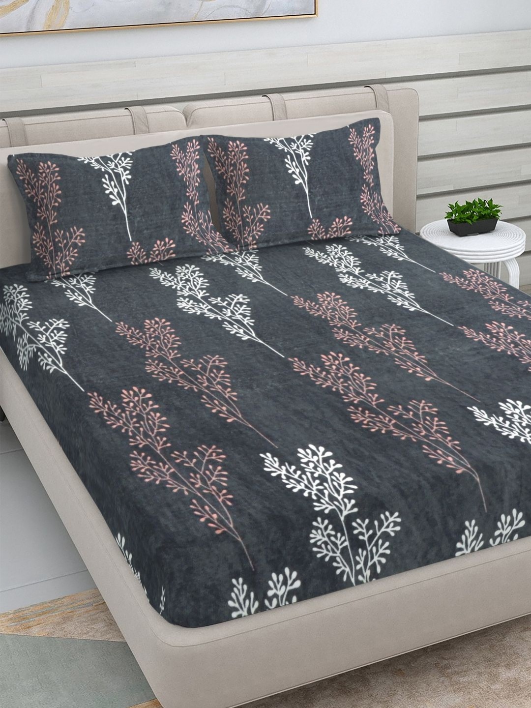 

FABINALIV Grey & White Floral Printed Woolen 300 TC King Bedsheet Set 2.50 m x 2.25 m