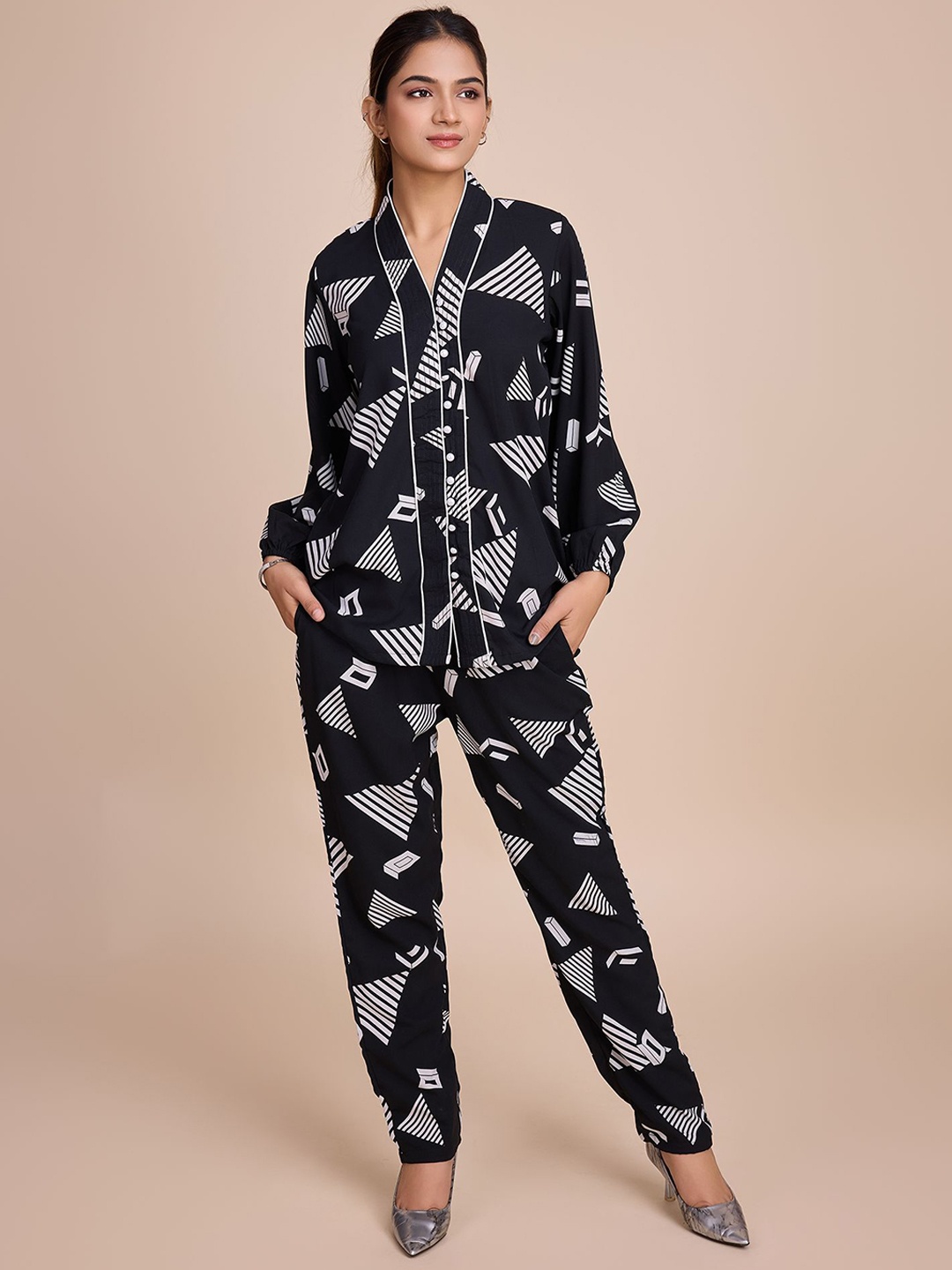

HOUSE OF MIRA Abstract Printed V Neck Shirt With Trousers, Black