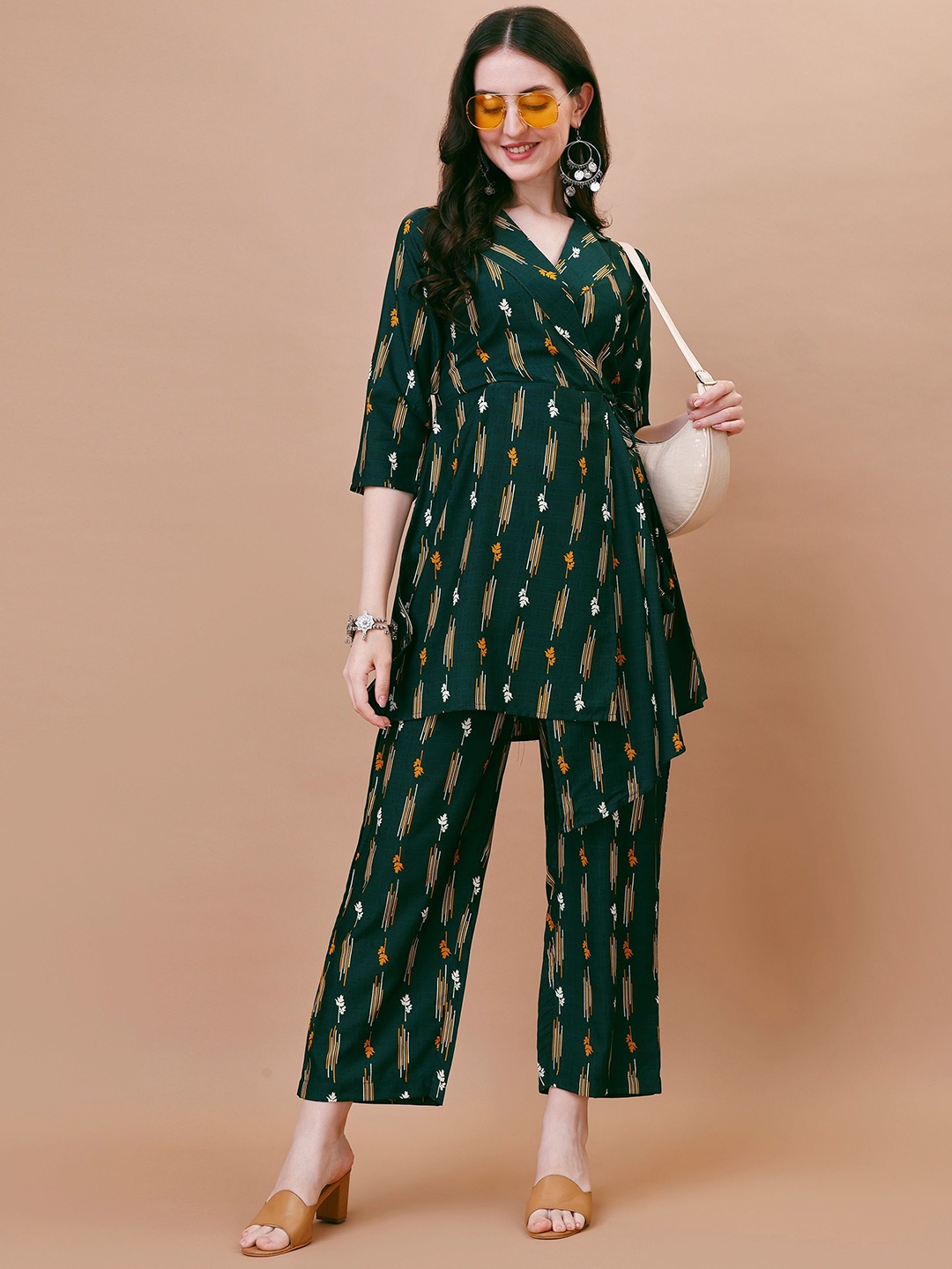 

Bandhanivilla Ethnic Motifs Printed Lapel Neck Tunic With Trousers, Green