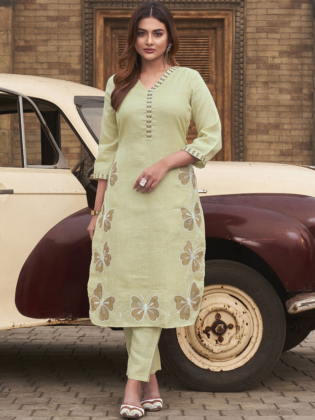 

Tikhi Imli Embroidered V-Neck Tunic And Trousers, Green