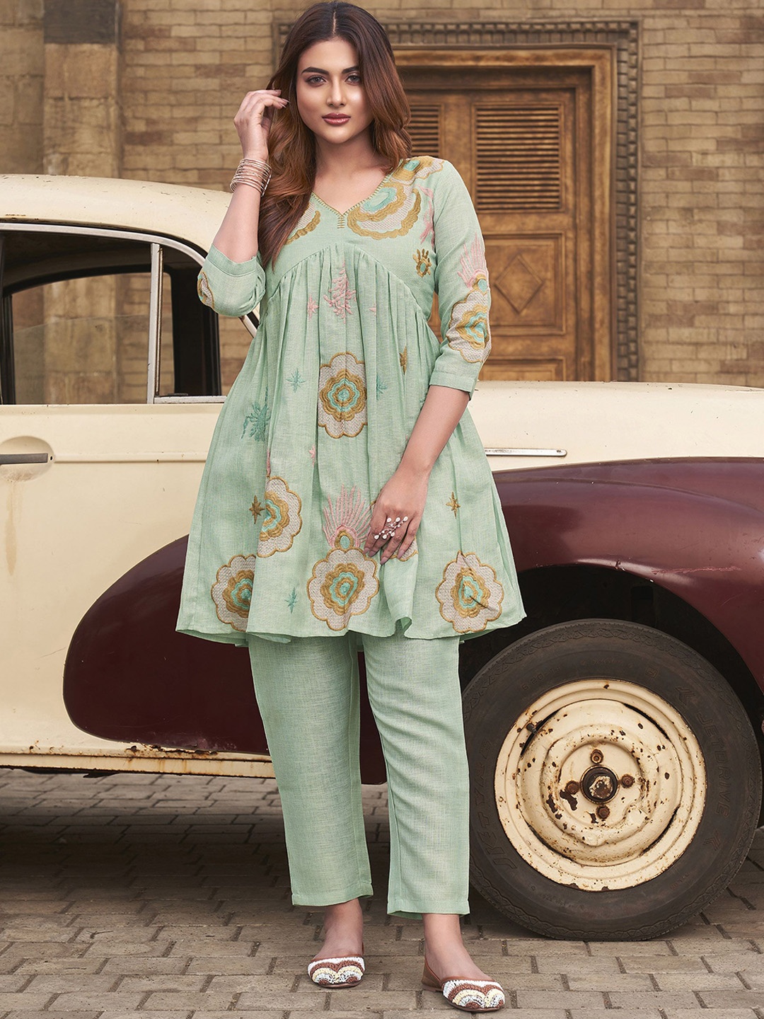 

Tikhi Imli Floral Embroidered V Neck linen Tunic With Trousers, Sea green