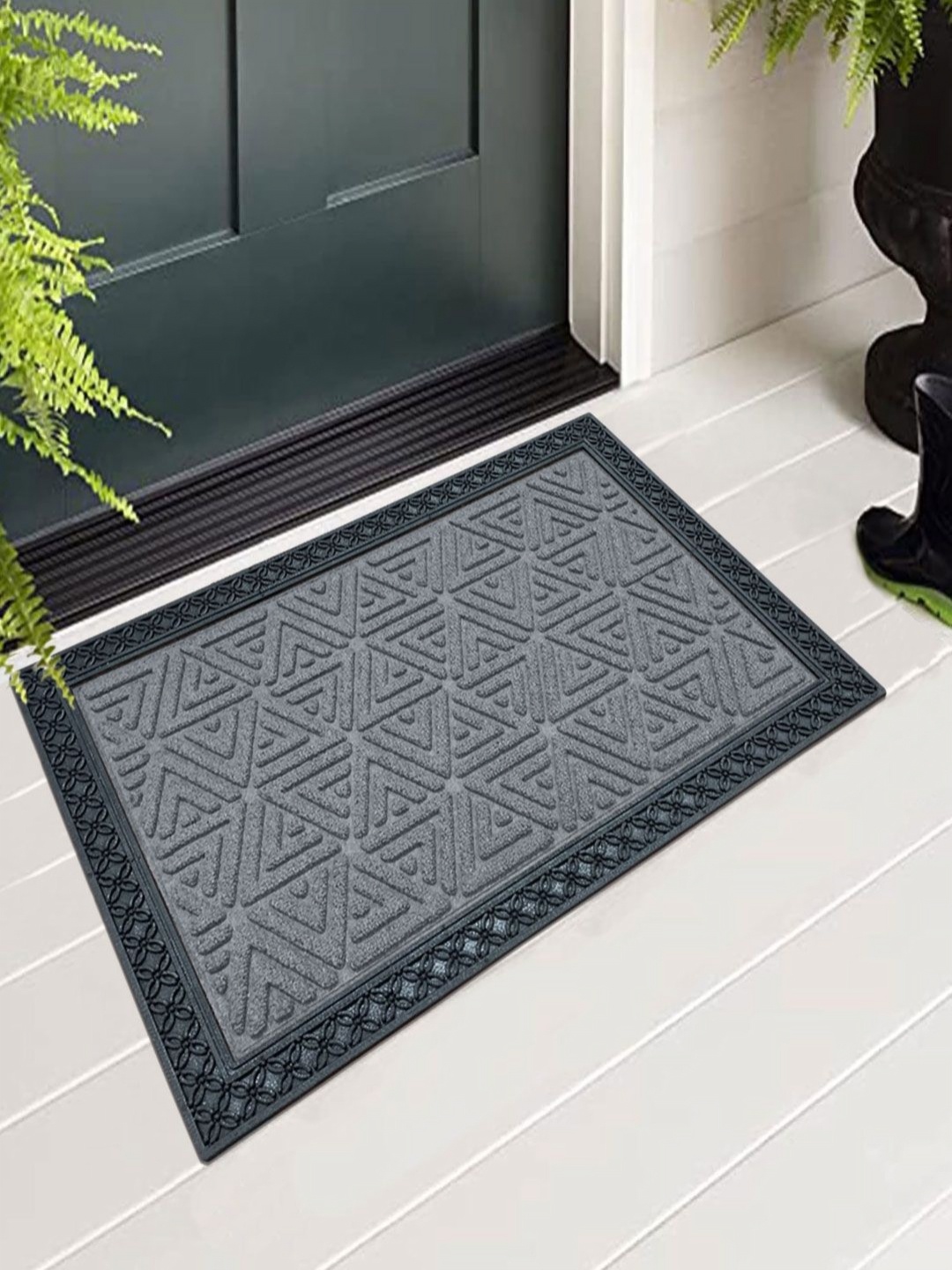 

LUXEHOME INTERNATIONAL Black & Grey Triangle-Patterned Anti-Skid Waterproof Doormat