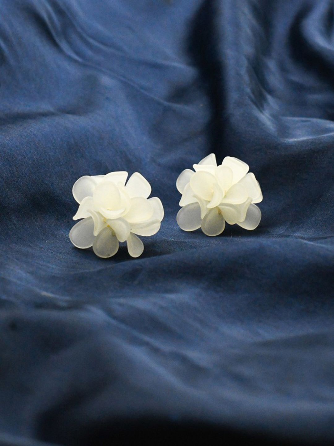 

BEYTER Floral Shaped Studs, White