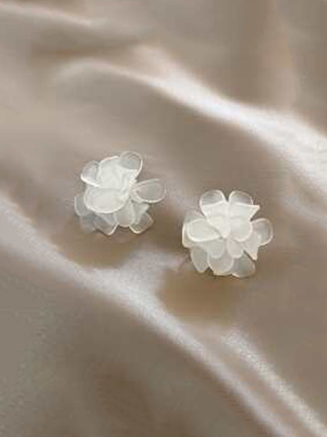 

BEYTER Floral Shaped Studs, White