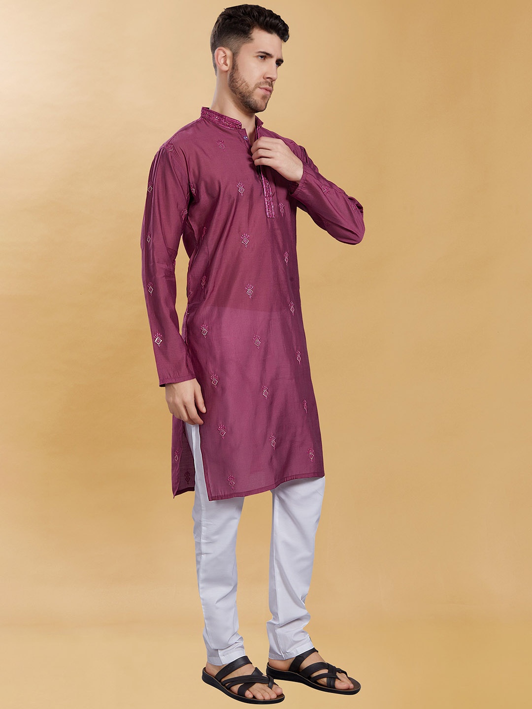 

DIVISIVE Geometric Embroidered Mandarin Collar Thread Work Kurta, Burgundy