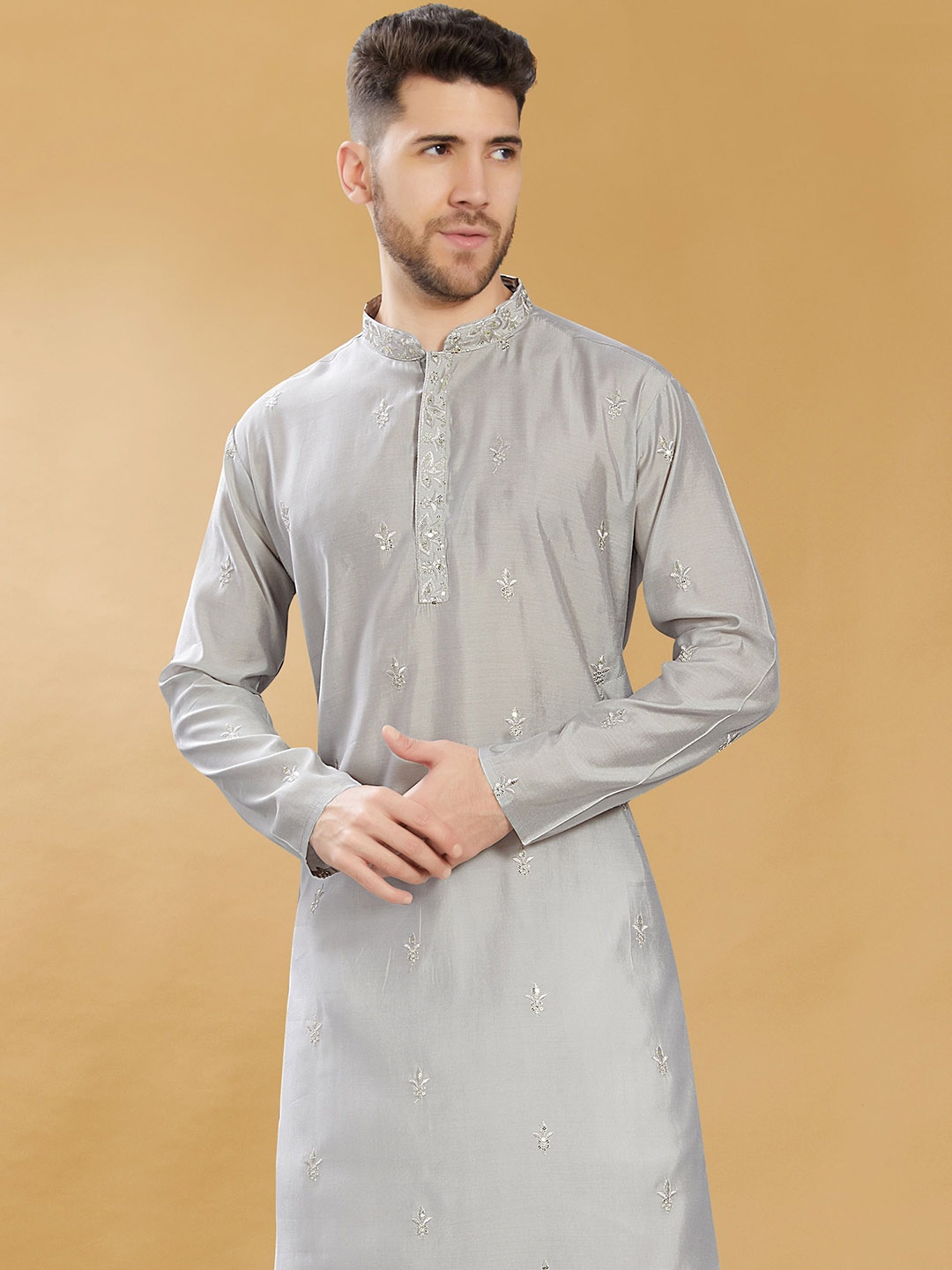 

DIVISIVE Floral Embroidered Mandarin Collar Thread Work Kurta, Grey