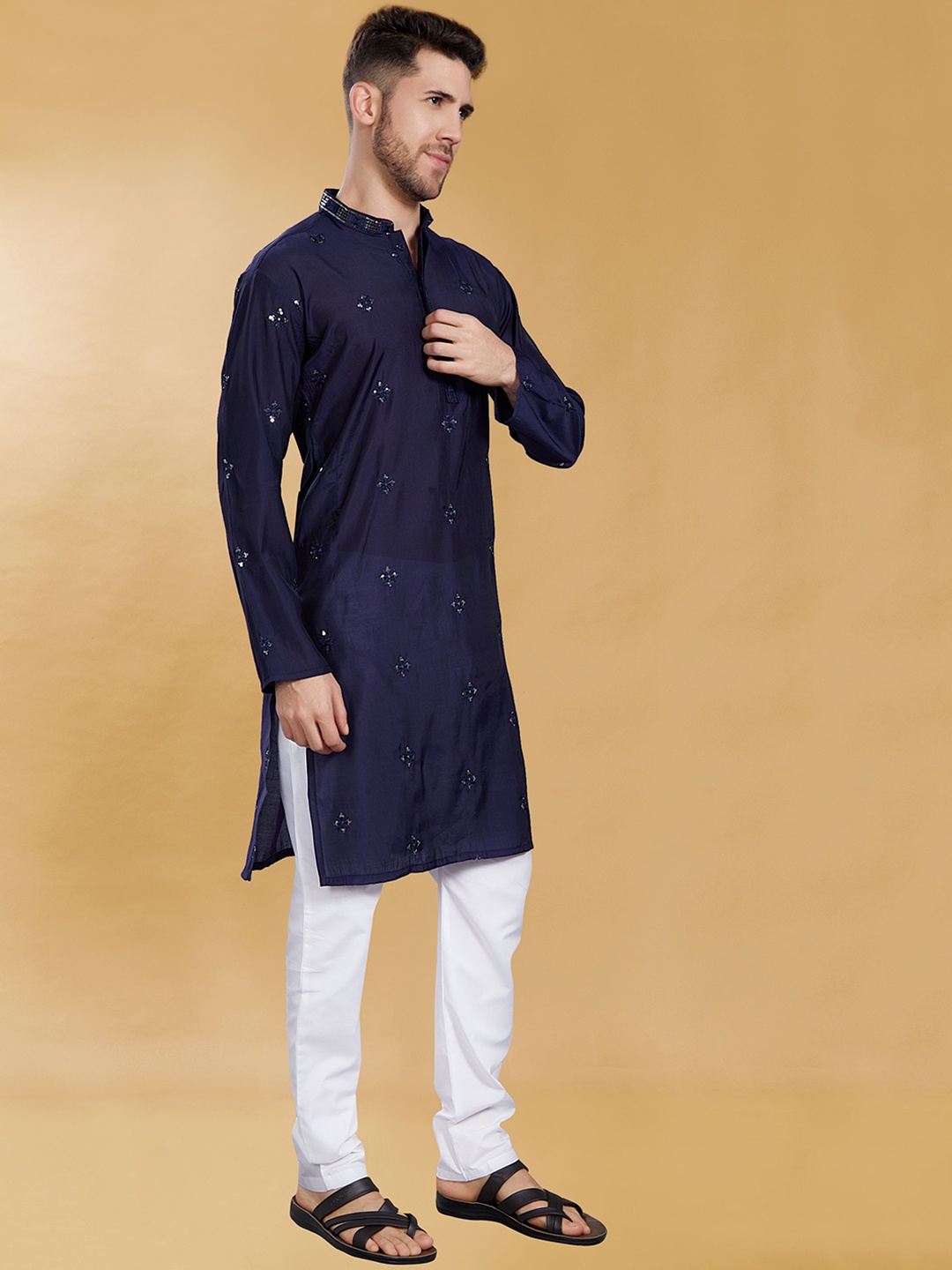 

DIVISIVE Floral Embroidered Mandarin Collar Thread Work Kurta, Navy blue