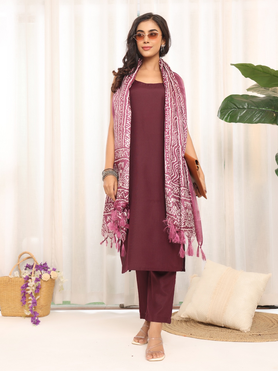 

Varanga Women Regular Kurta with Trousers & With Dupatta, Maroon