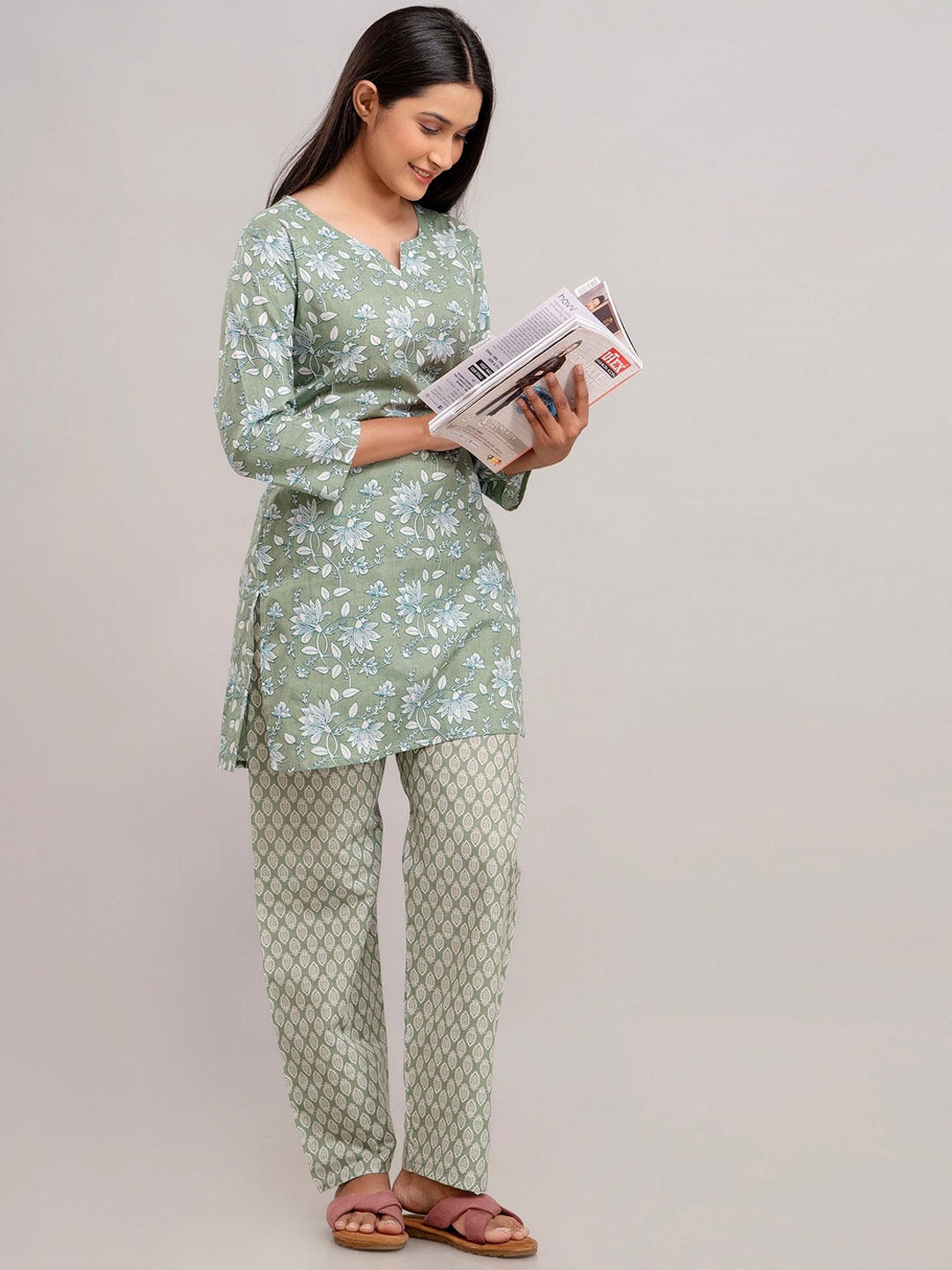 

Jasoriya Floral Printed Notch Neck Pure Cotton Straight Tunic With Trouser, Green