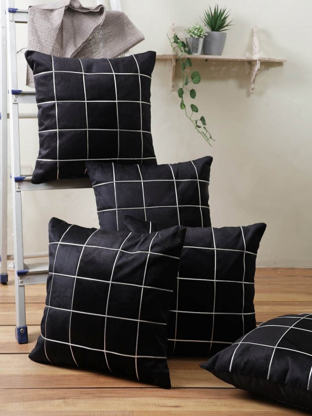 

Aura Black & White 5 Pieces Checked Square Cushion Covers