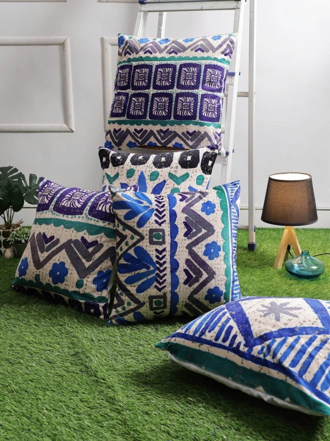 

Aura Blue & White 5 Pieces Ethnic Motifs Printed Velvet Square Cushion Covers