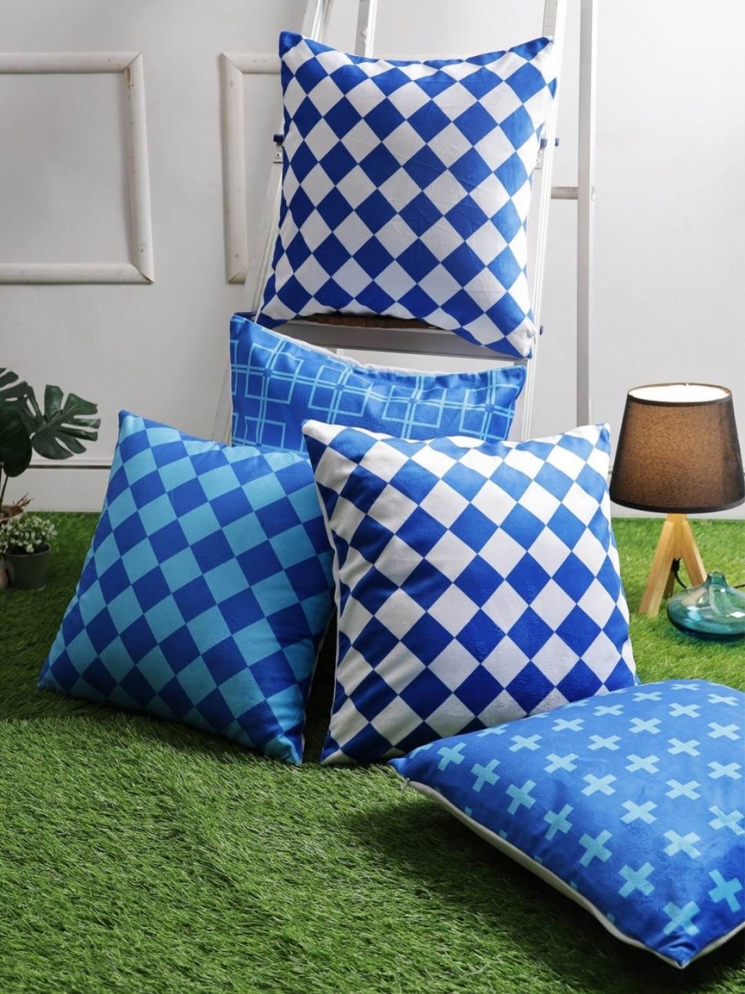 

Aura Blue & White 5 Pieces Checked Printed Velvet Square Cushion Covers