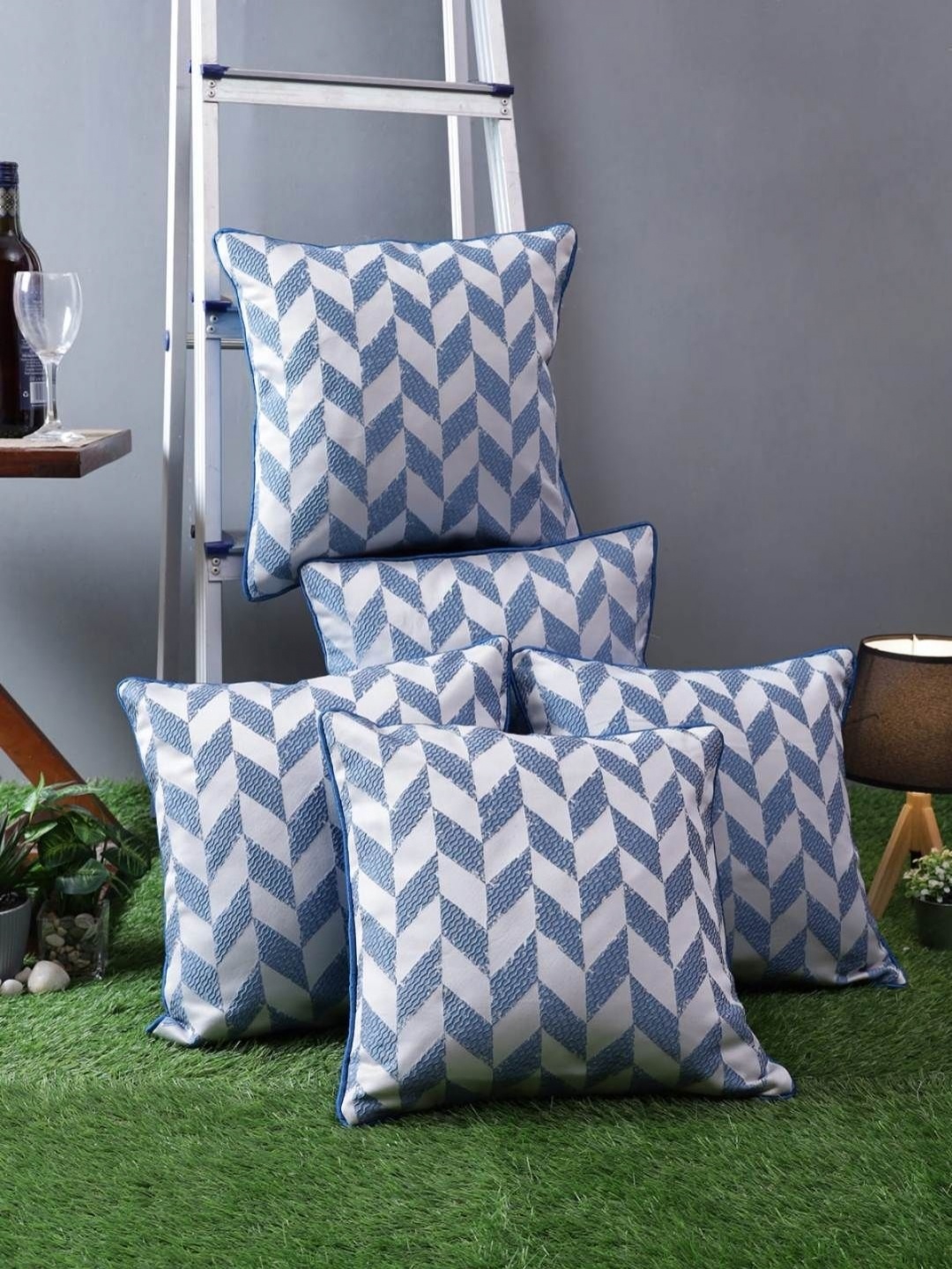 

Aura Blue & White 5 Pieces Geometric Printed Square Cushion Covers