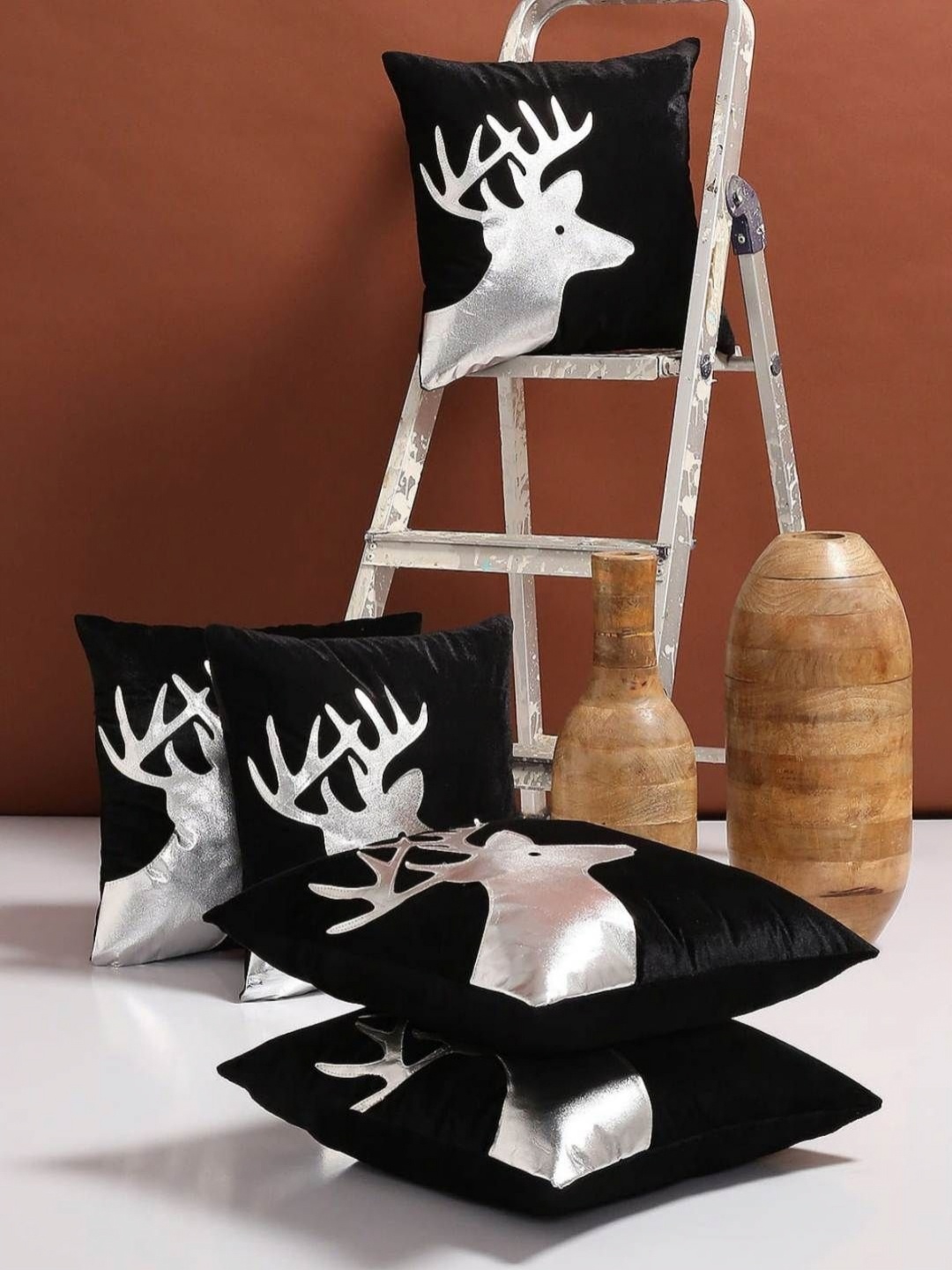 

Aura Black & White 5 Pieces Abstract Velvet Square Cushion Covers