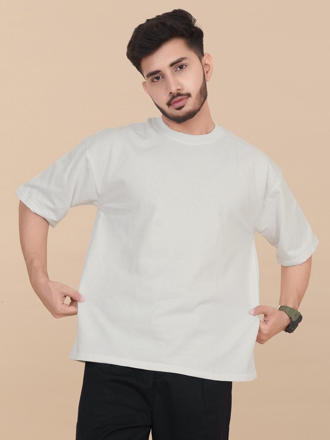 

BLURR Men Solid Round Neck Cotton Relaxed Fit T-shirt, White