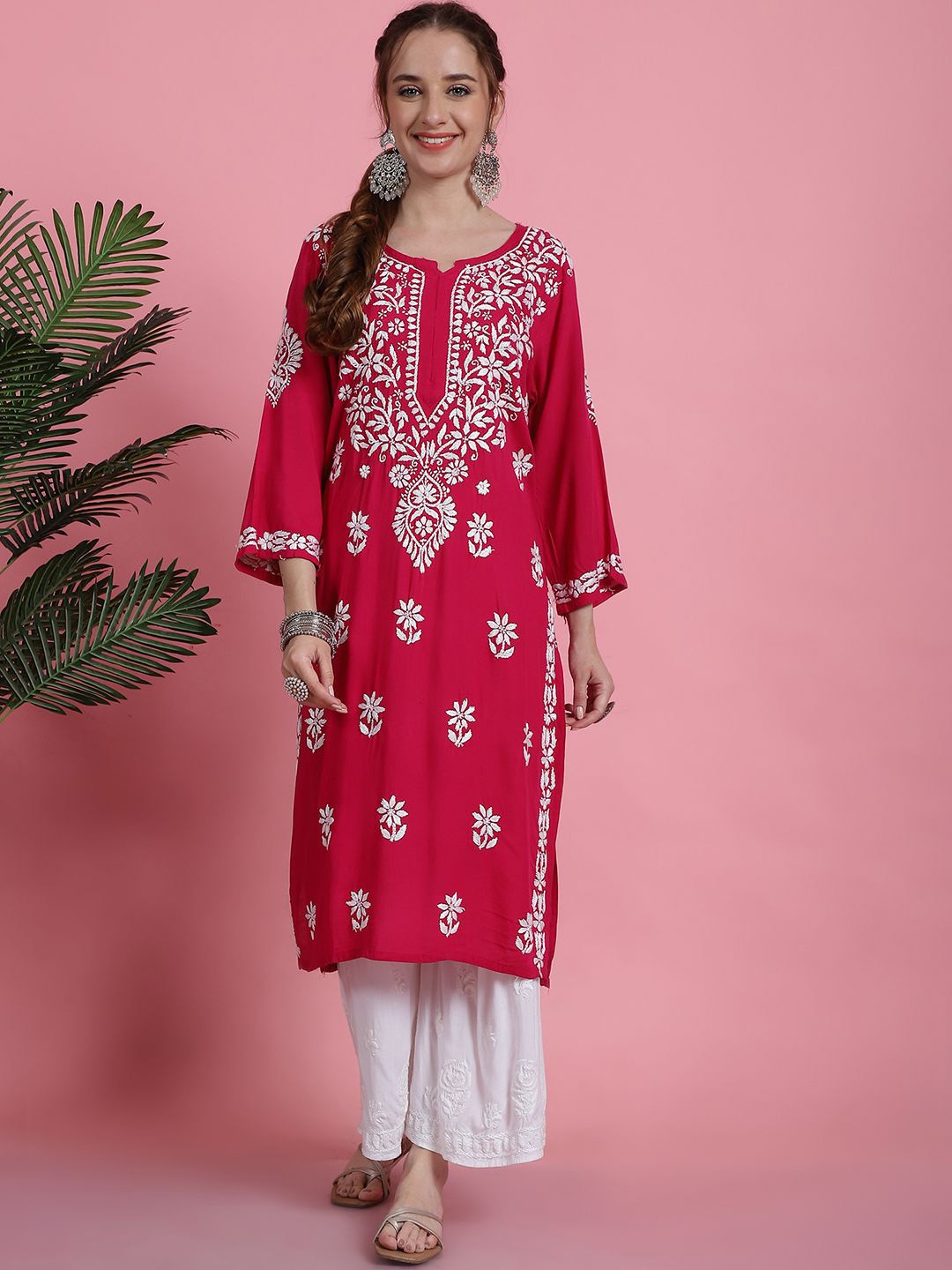 

SHAHI LIBAS Floral Embroidered Notch-Neck Flared Sleeves Straight Kurta, Red