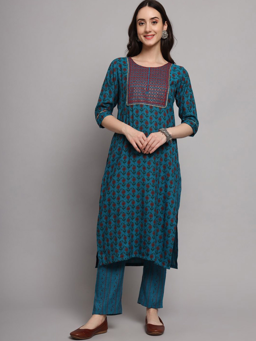

INVAGA FASHION Floral Printed Round Neck Thread Work Straight Kurta With Trouser, Blue