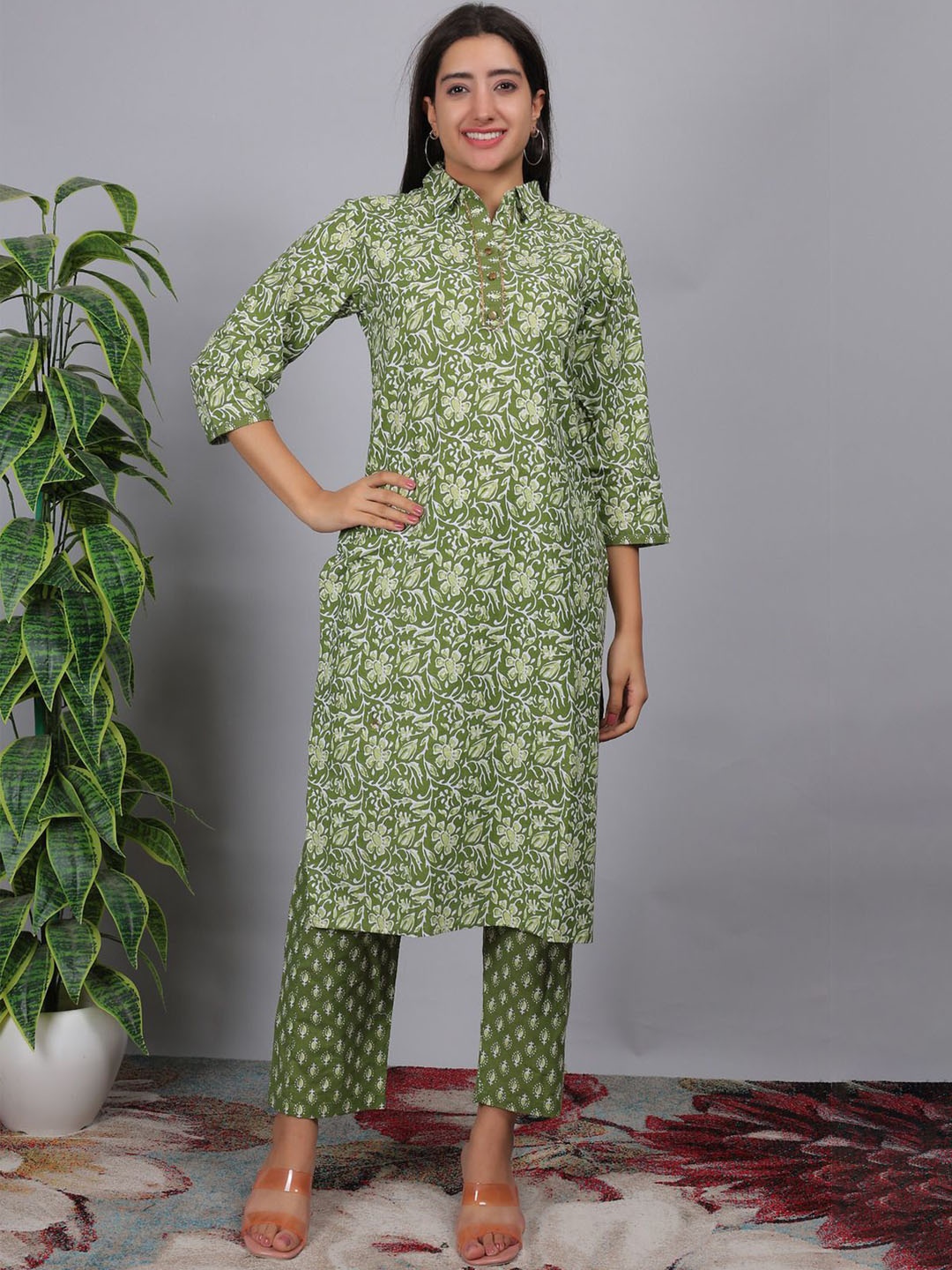 

Anikrriti Women Floral Printed Regular Kurta with Trousers, Green