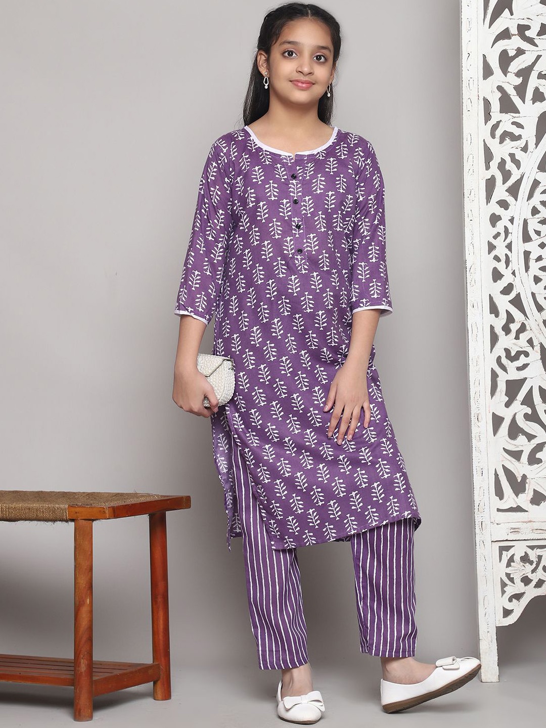 

Vetrokart Girls Ethnic Motifs Printed Straight Kurta with Trouser, Purple