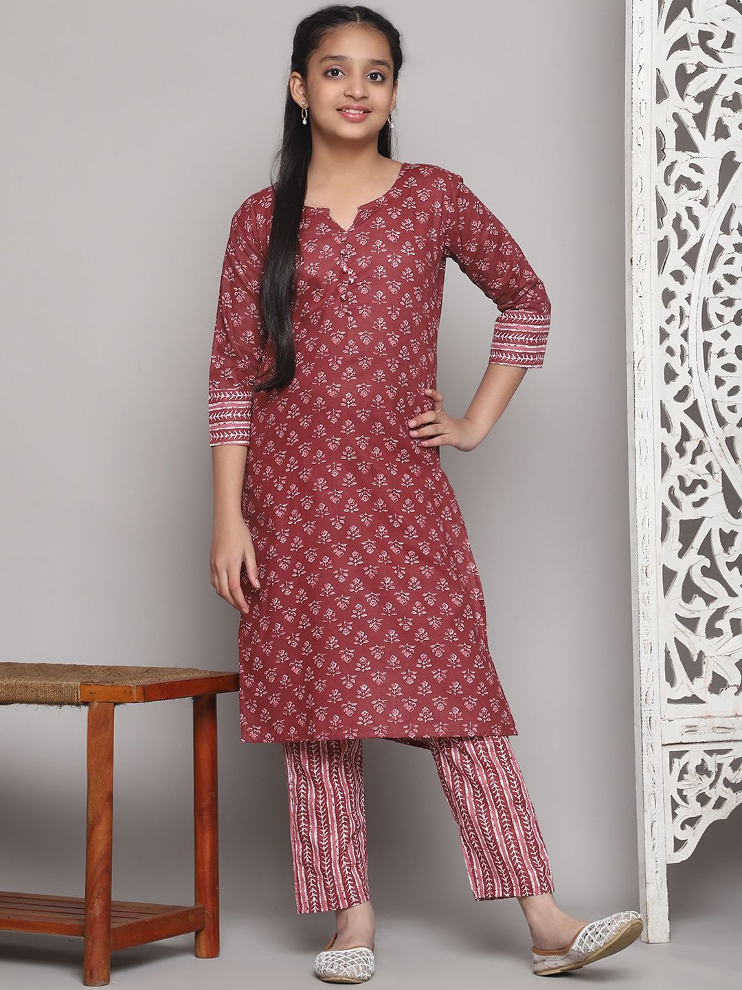 

Vetrokart Girls Floral Printed Round Neck Straight Kurta With Trouser, Maroon