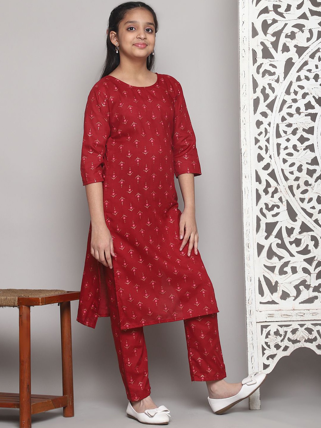 

Vetrokart Girls Floral Printed Round Neck Straight Kurta With Trouser, Maroon