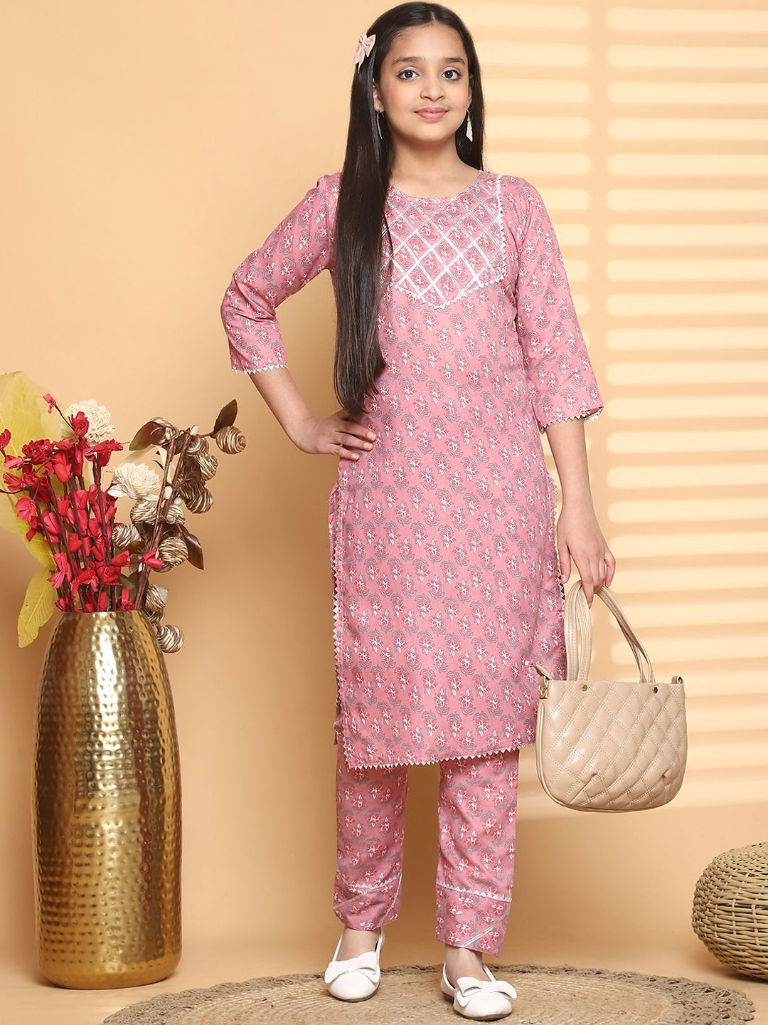 

Vetrokart Girls Floral Printed Round Neck Straight Kurta With Trouser, Peach