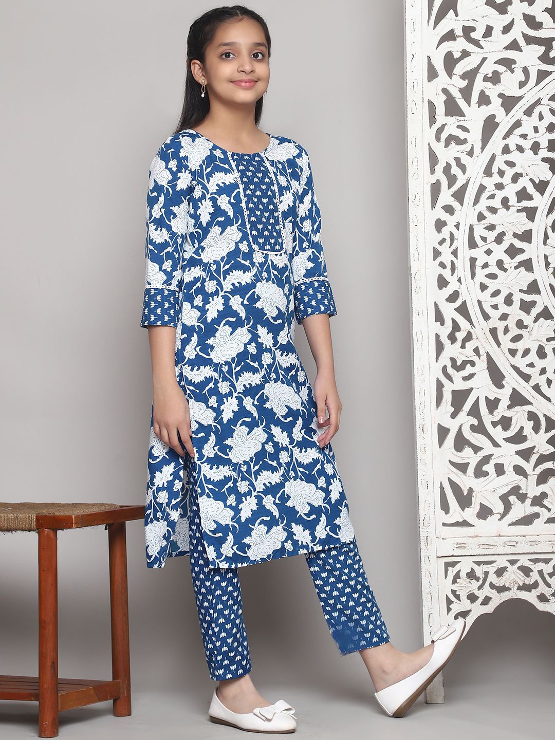 

Vetrokart Girls Floral Printed Straight Kurta with Trouser, Turquoise blue