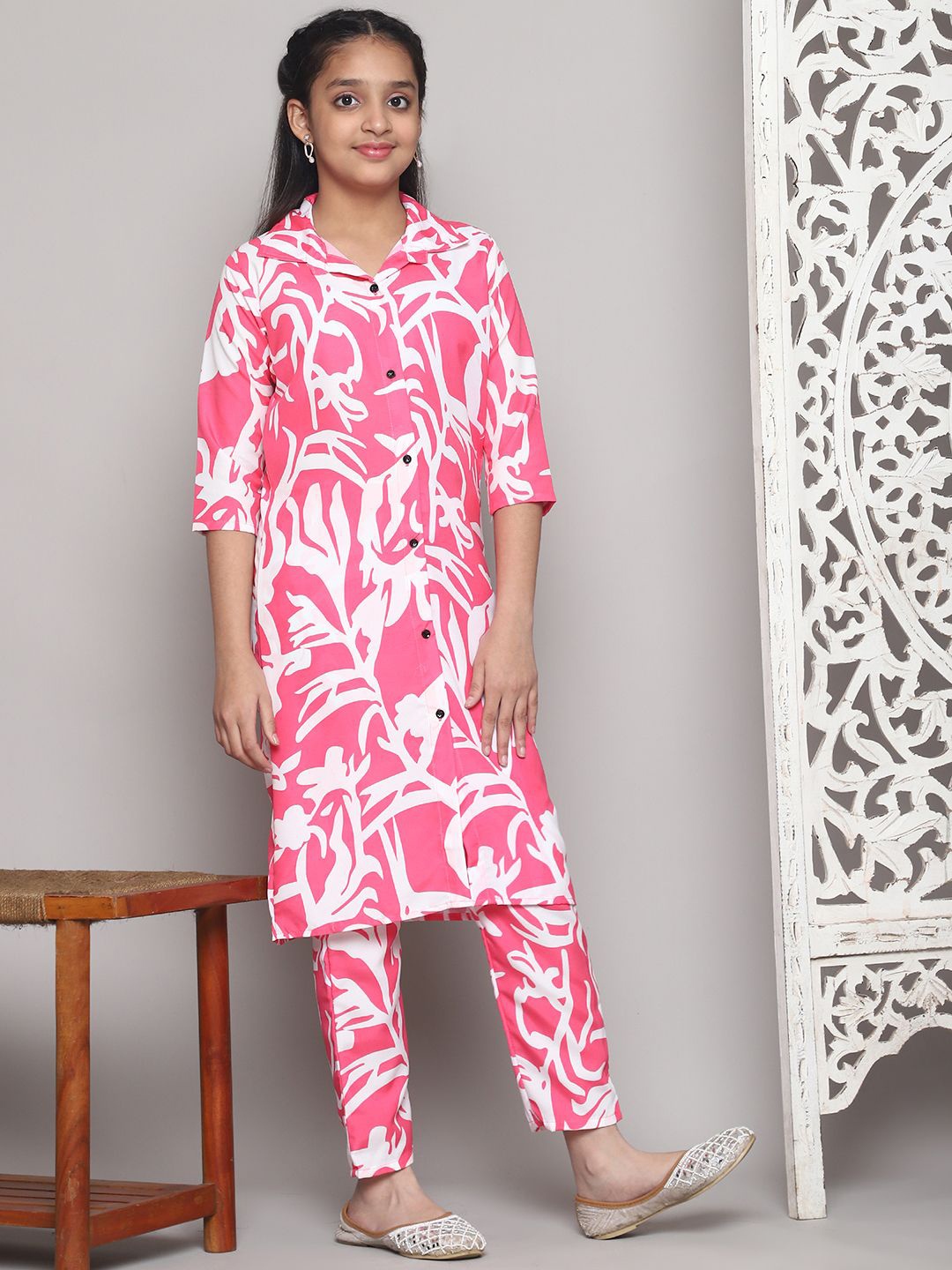 

Vetrokart Girls Floral Printed Shirt Collar Straight Kurta With Pyjamas, White