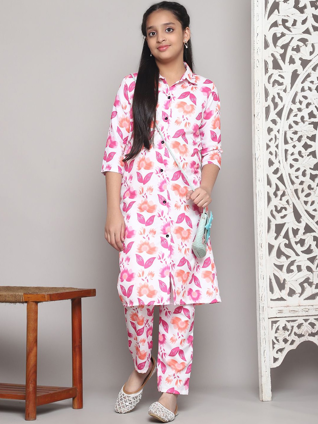 

Vetrokart Girls Floral Printed Shirt Collar Straight Kurta With Pyjamas, Pink