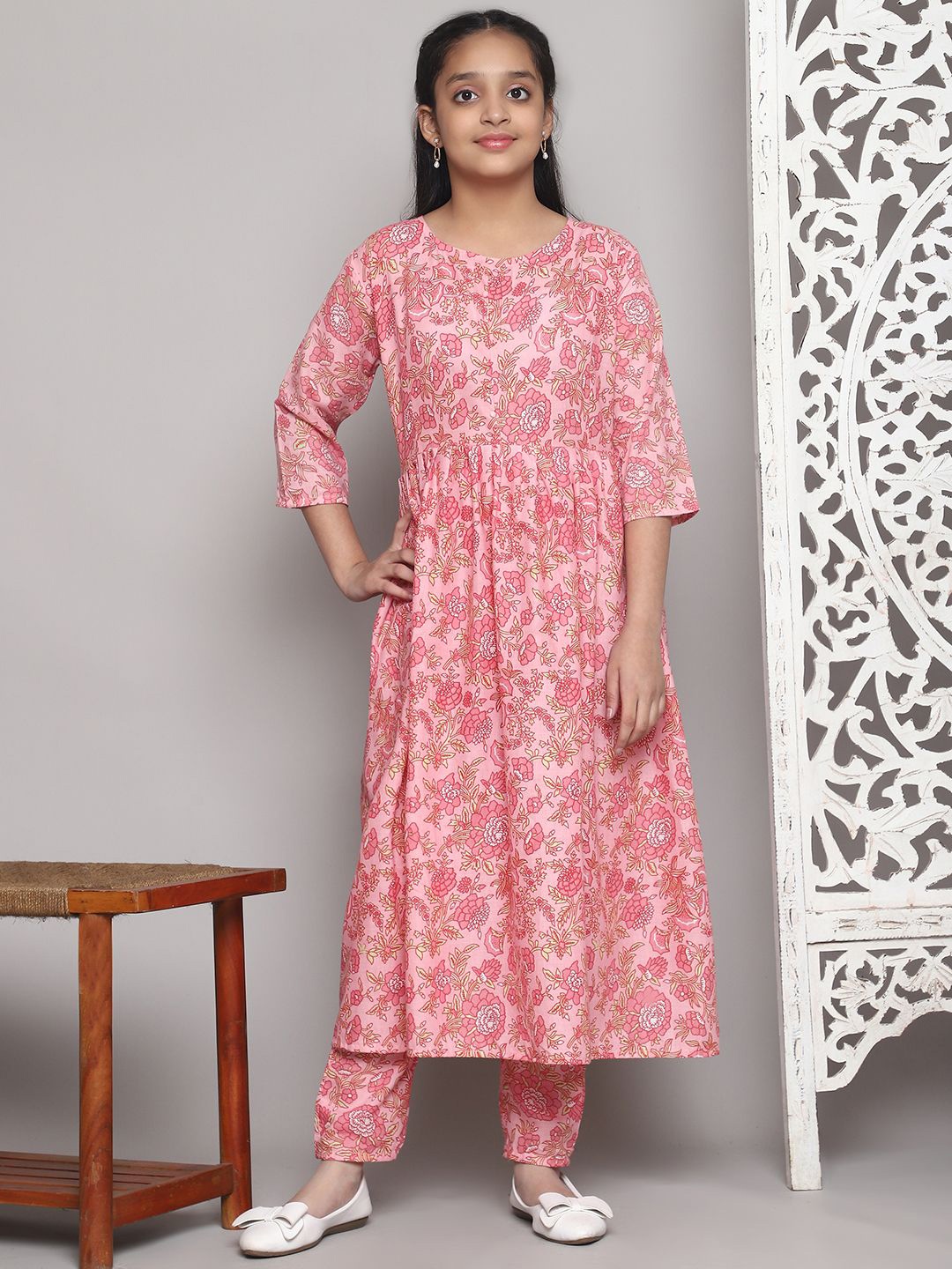 

Vetrokart Girls Floral Printed Round Neck Anarkali Kurta With Pyjama, Pink