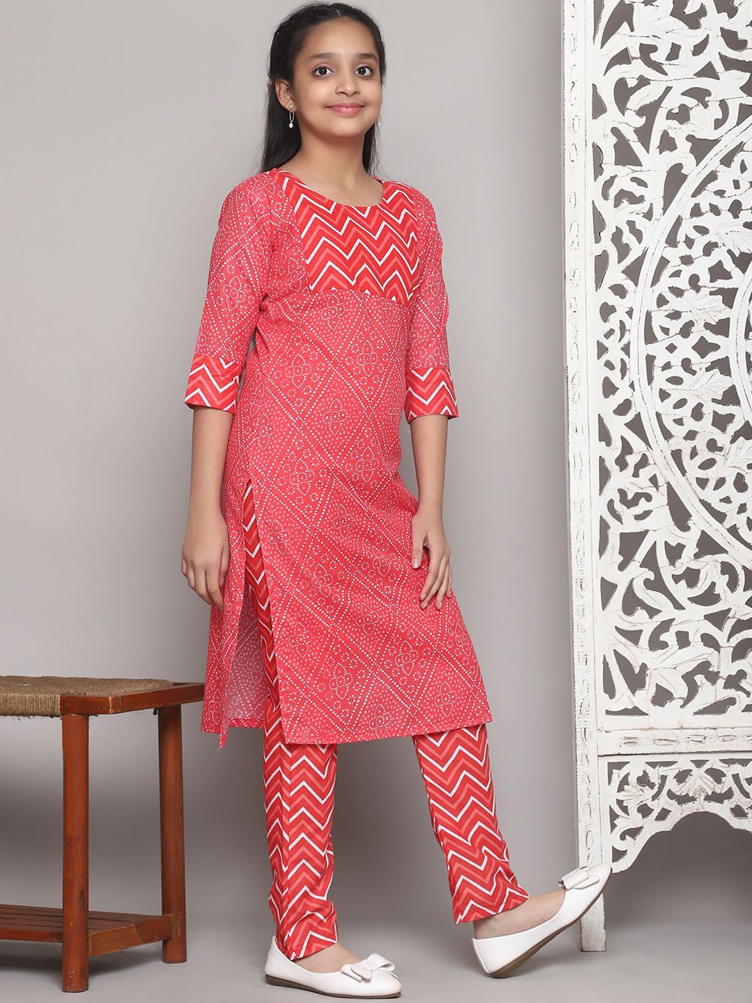 

Vetrokart Girls Bandhani Printed Straight Kurta with Trouser, Red