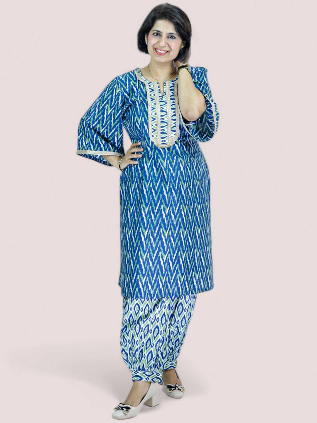 

GEETUES Chevron Printed Notch Neck Pure Cotton Straight Kurta With Trousers, Blue