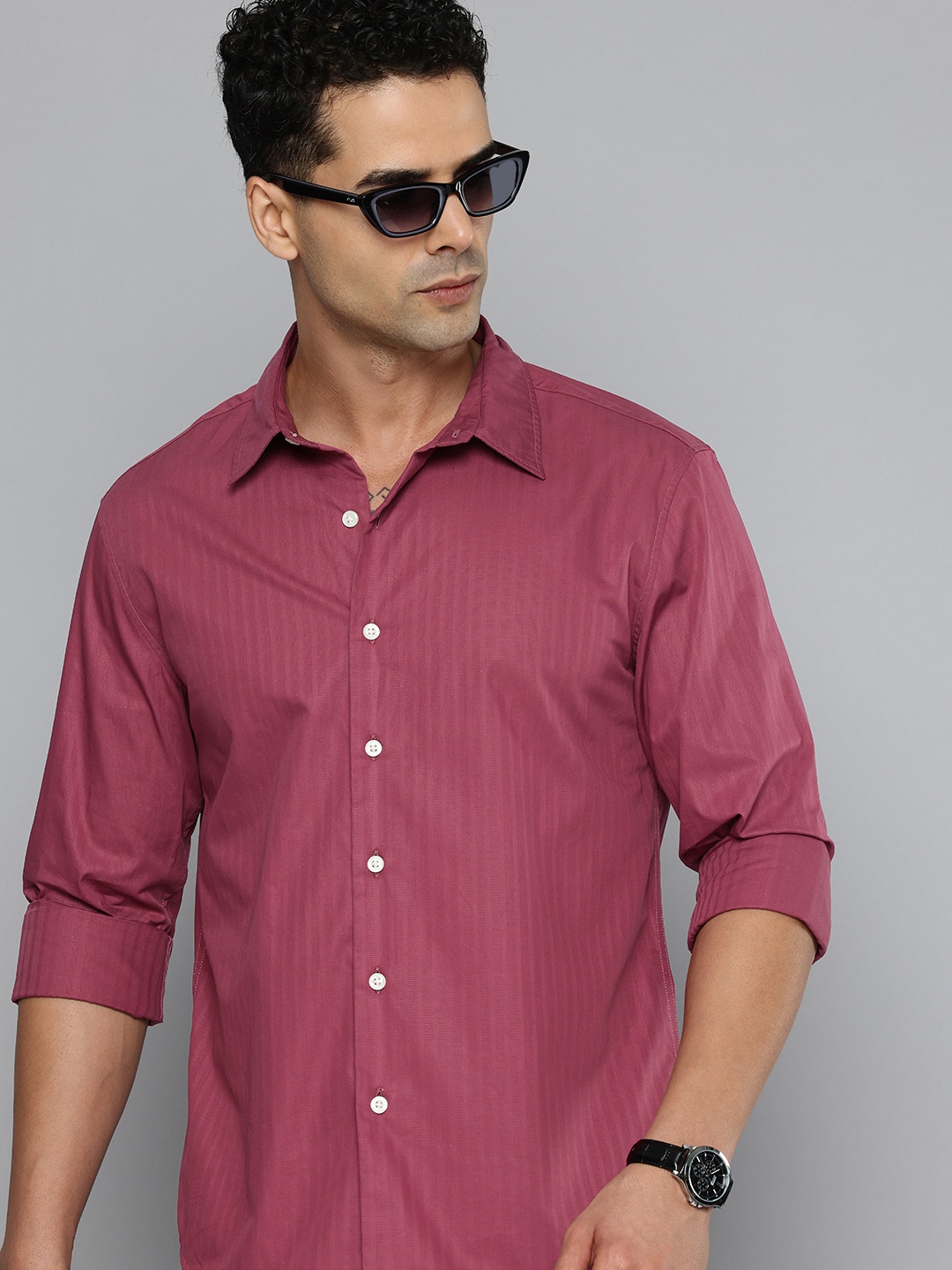 

Levis Slim Fit Opaque Striped Pure Cotton Casual Shirt, Magenta