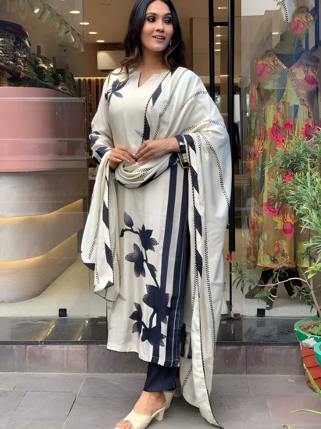 

REALLTREND Women Floral Printed Regular Kurta with Trousers & With Dupatta, Off white