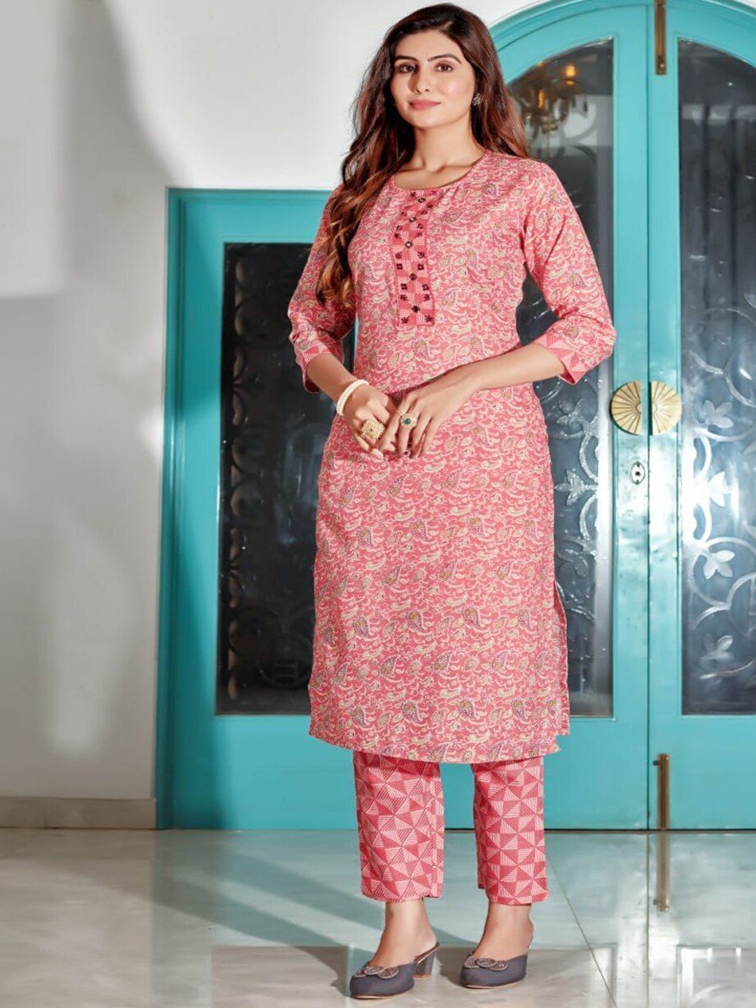 

REALLTREND Paisley Printed Round Neck Mirror Work Straight Kurta With Trouser, Pink