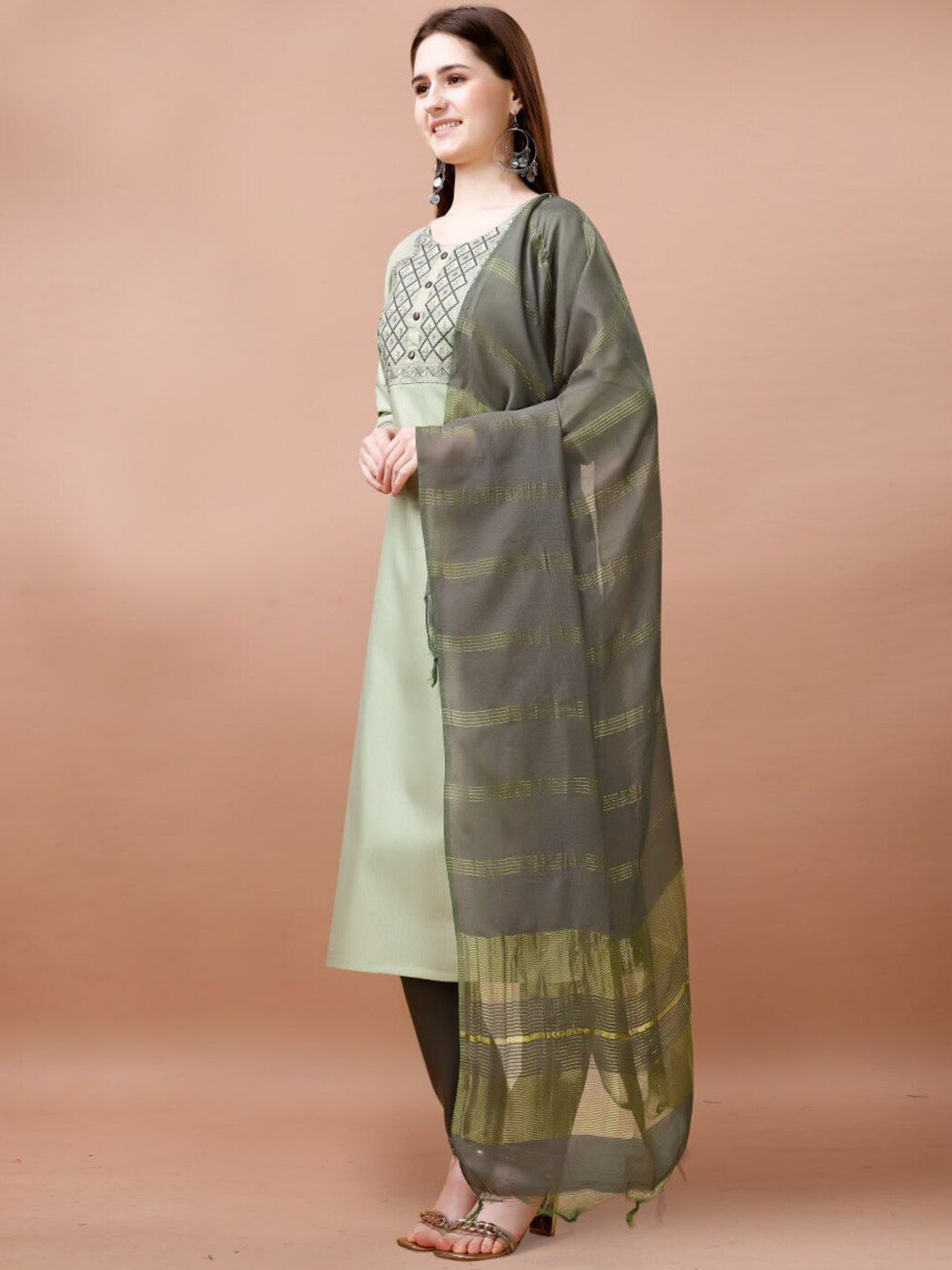 

REALLTREND Geometric Yoke Design Thread Work Straight Kurta With Trousers & Dupatta, Green