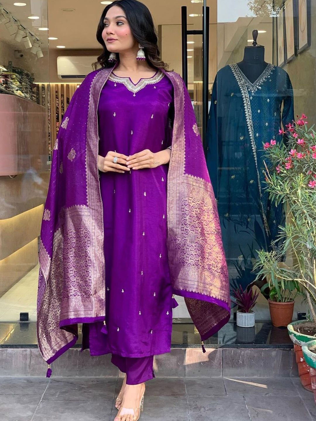 

REALLTREND Women Yoke Design Regular Thread Work Kurta with Trousers & With Dupatta, Purple