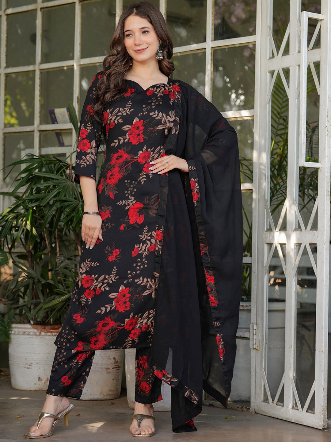 

Ethnic Yard Floral Printed Sweetheart Neck Straight Kurta With Trouser & Dupatta, Black