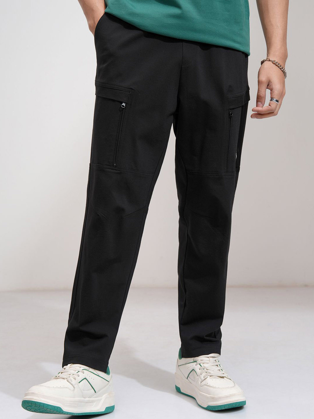 

HIGHLANDER Men Baggy Tape Fit Cut Sew Knitted Trouser, Black