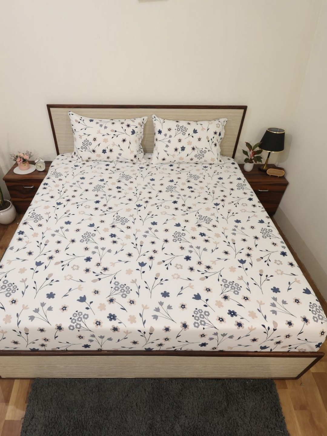 

Bhumi Impex White FLoral Printed Polyester 144TC Single Bedsheet Set 0.68m X 0.9m X 0.01m