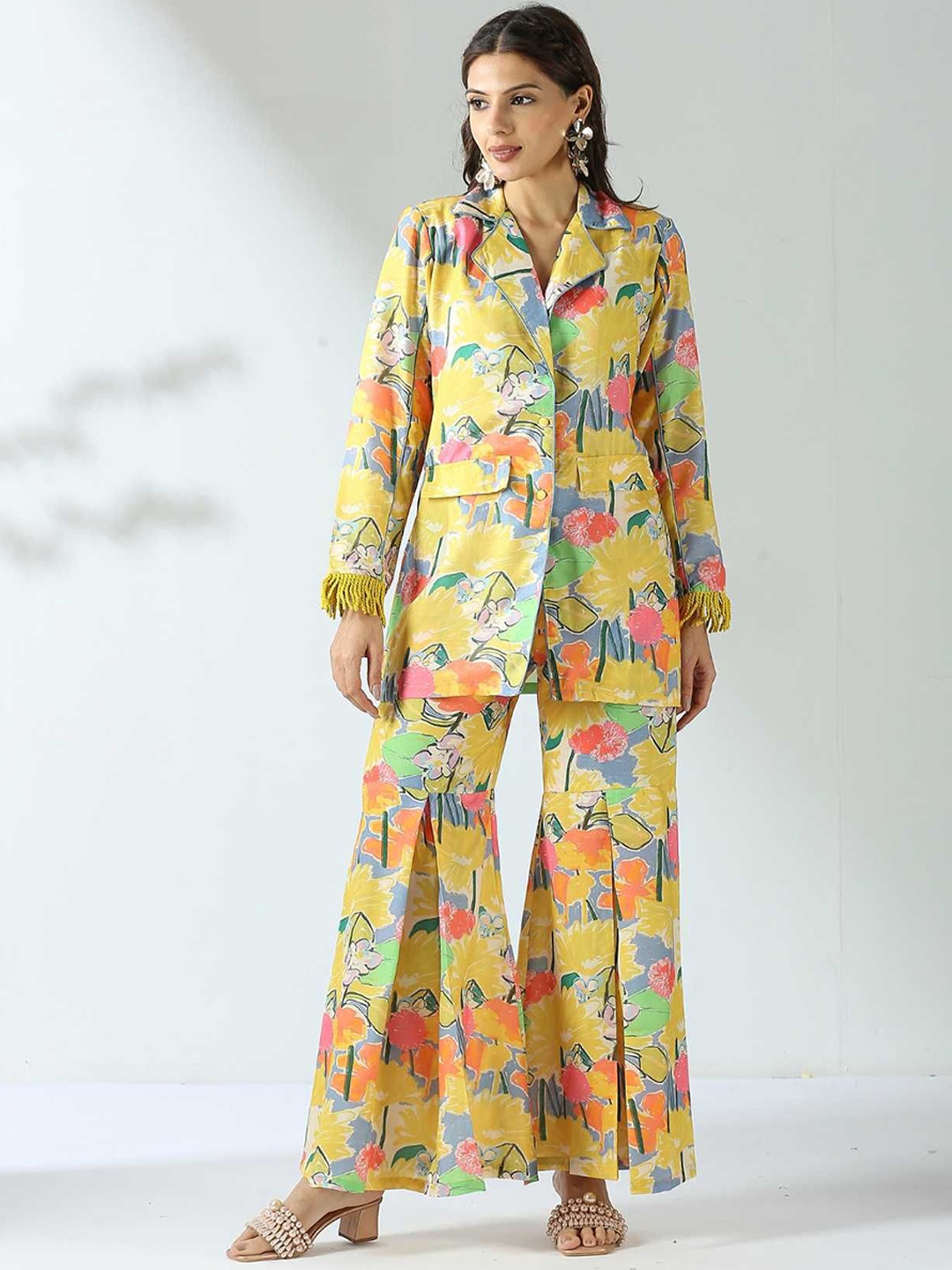 

Label Ishnya Abstract Printed Shirt Collar Linen Blazer With Trouser, Yellow