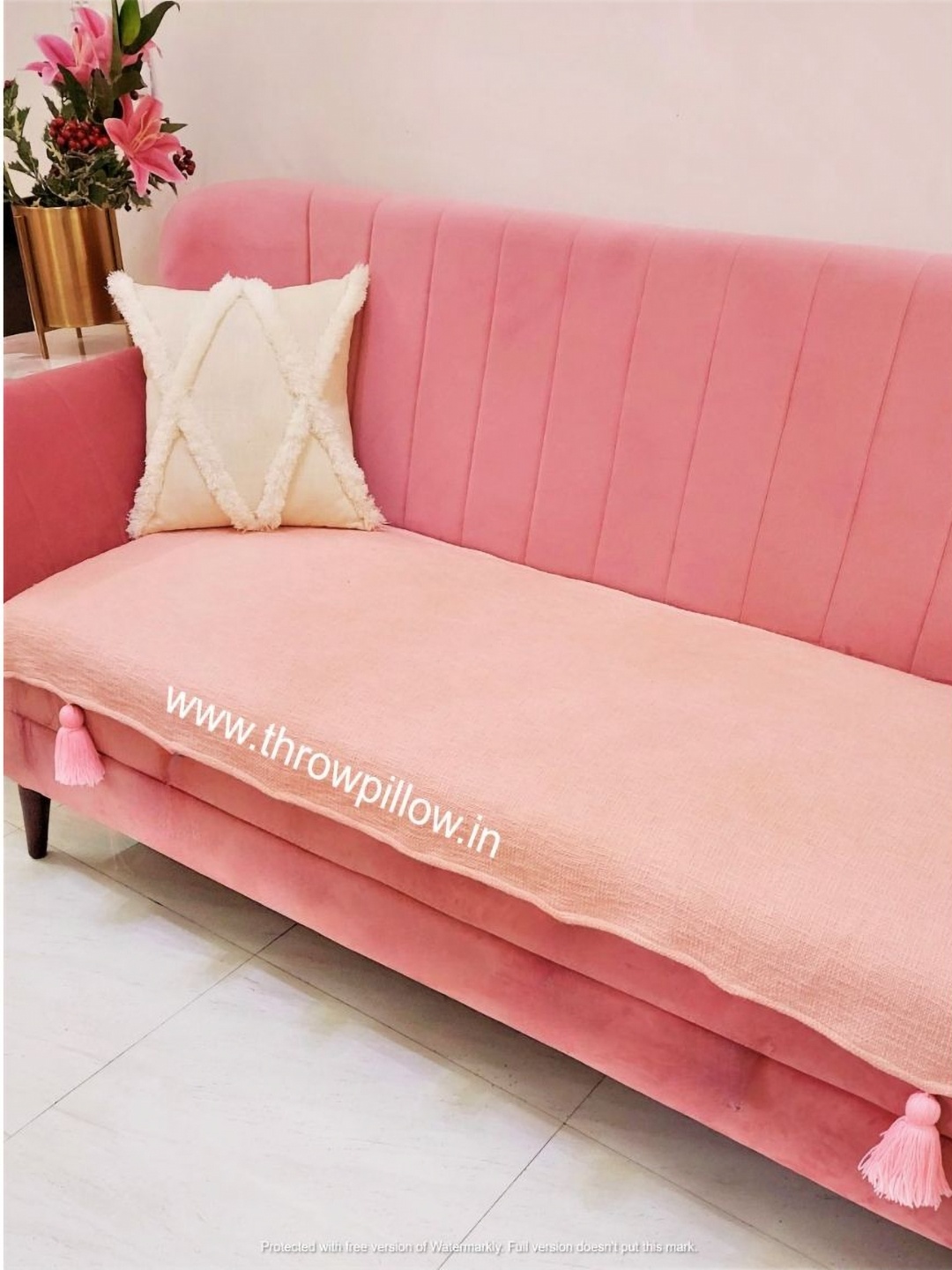 

THROWPILLOW Peach-Coloured & Pink 4-Seater Sofa Cover With Corner Tassels