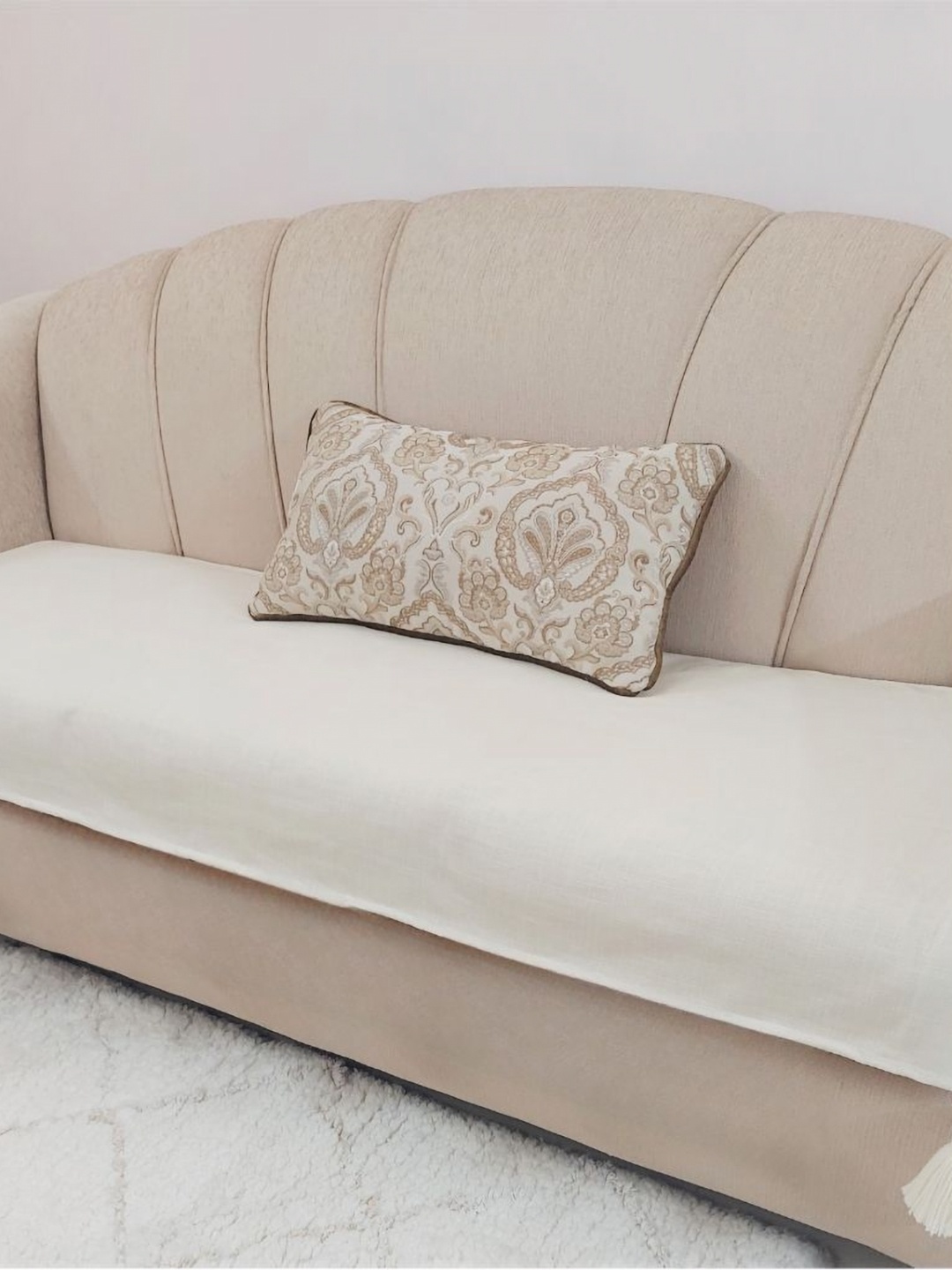 

THROWPILLOW Off White & White 4-Seater Sofa Cover With Corner Tassels