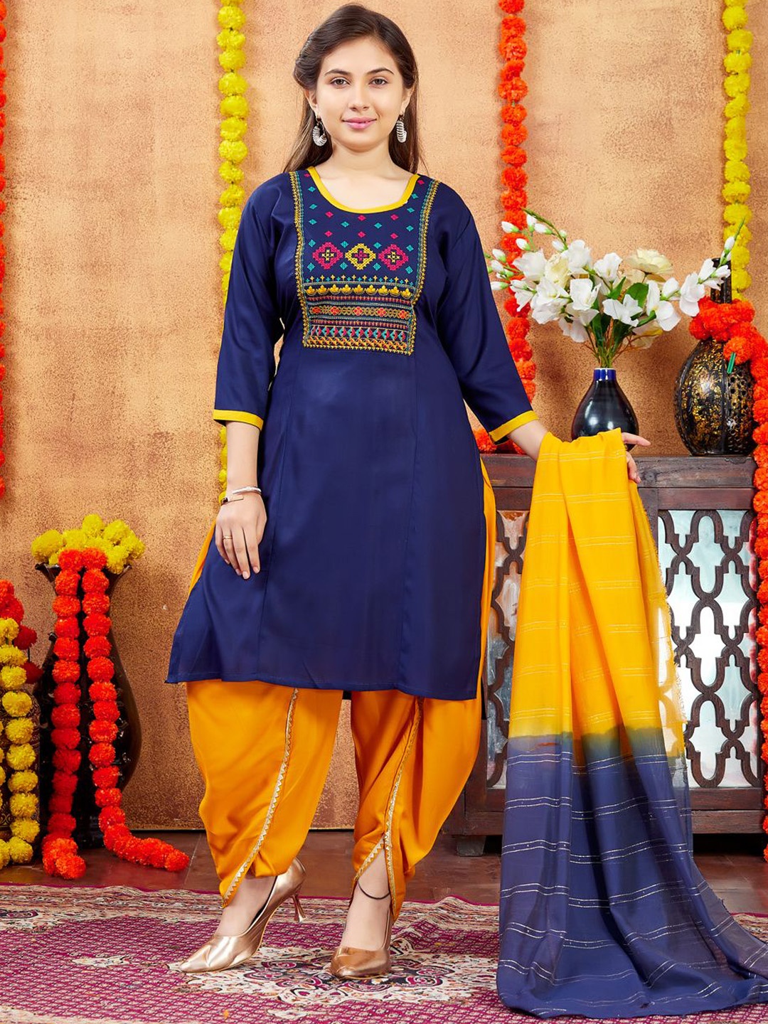 

BAESD Girls Geometric Embroiderd Cotton Round Neck A-Line Kurta, Navy blue